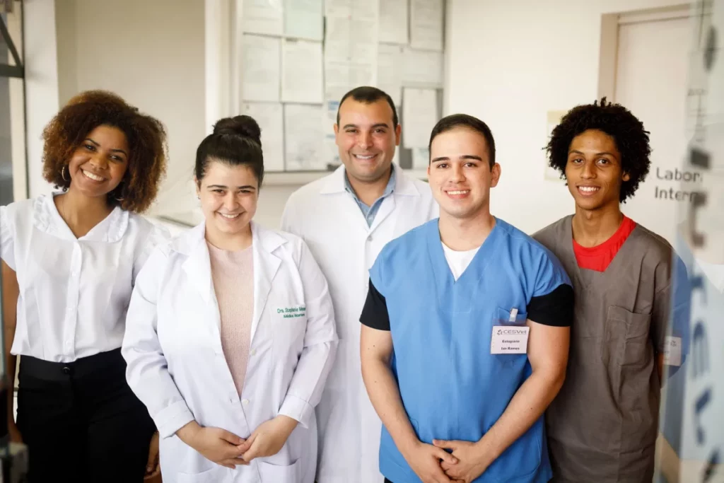 Como mostrar o valor do serviço veterinário ao cliente? - A equipe da clíncia Cesvet está de frente e sorrindo para a câmera. Há cinco pessoas na foto, sendo duas mulheres, à esquerda, e três homens, à direita da foto.
